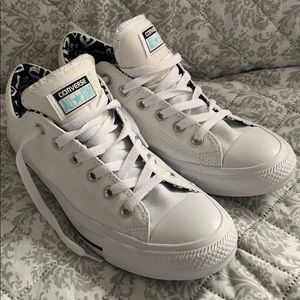 New white canvas Converse Women’s 9